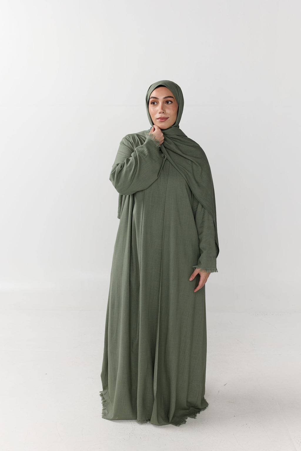 HAYAR Sage linen set, front view with hand raised