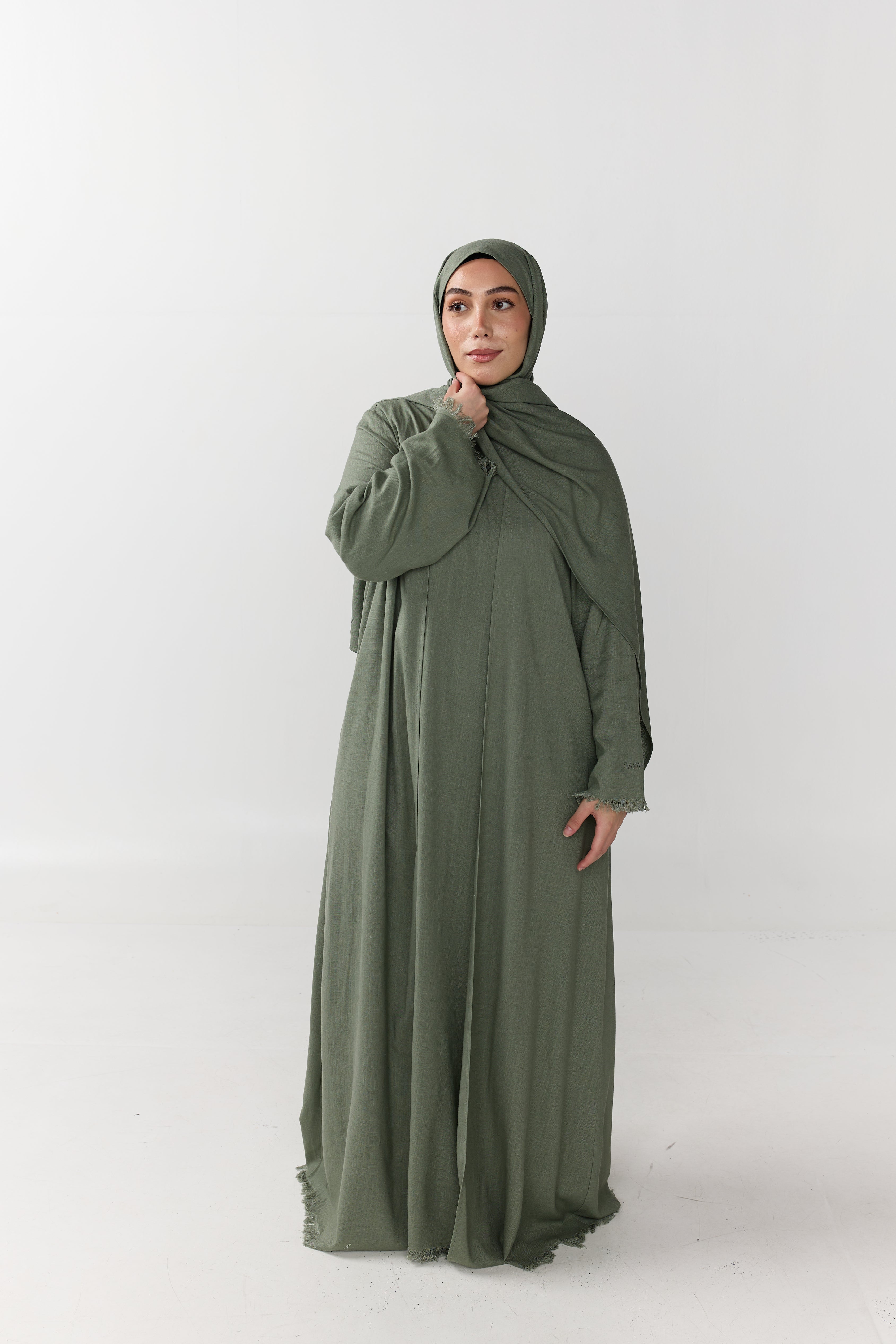 HAYAR Sage linen set, front view with hand raised