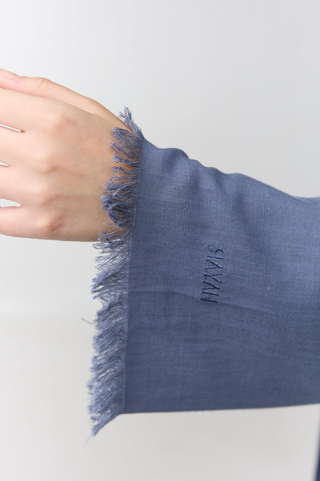 HAYAR Petroleum linen cuff with frayed edge and embroidery